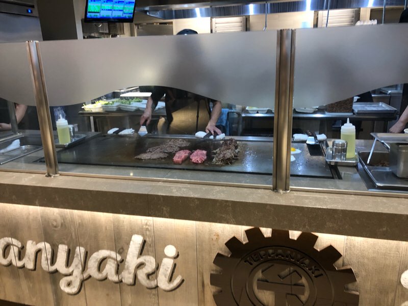 f:id:mile-de-hawa111:20190723120813j:plain ハワイのアラモアナセンターにある鉄板焼きファーマーのオープンキッチン