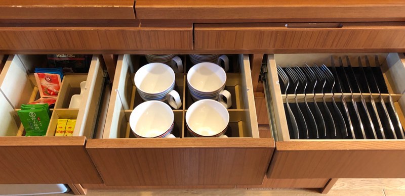 f:id:mile-de-hawa111:20191008151006j:plain ザ・プリンス・ヴィラ軽井沢のテラスタイプのキッチンの食器類