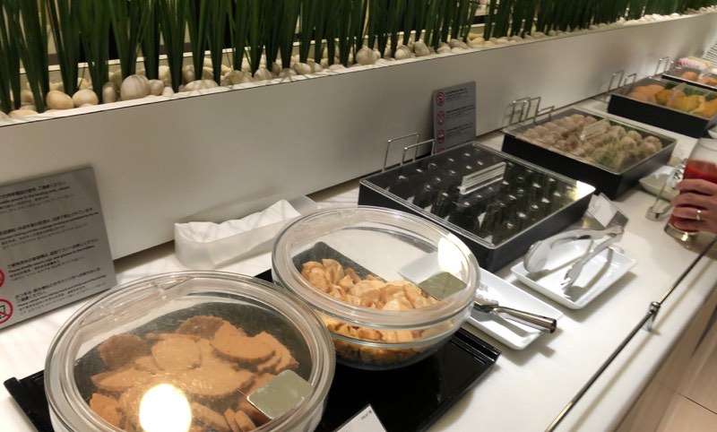 成田空港の国内線ANAラウンジの軽食