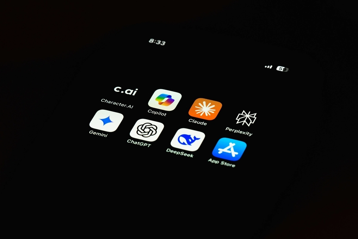 チャットGPTやGeminiなどさまざまなAIを使用しているイメージ画像。