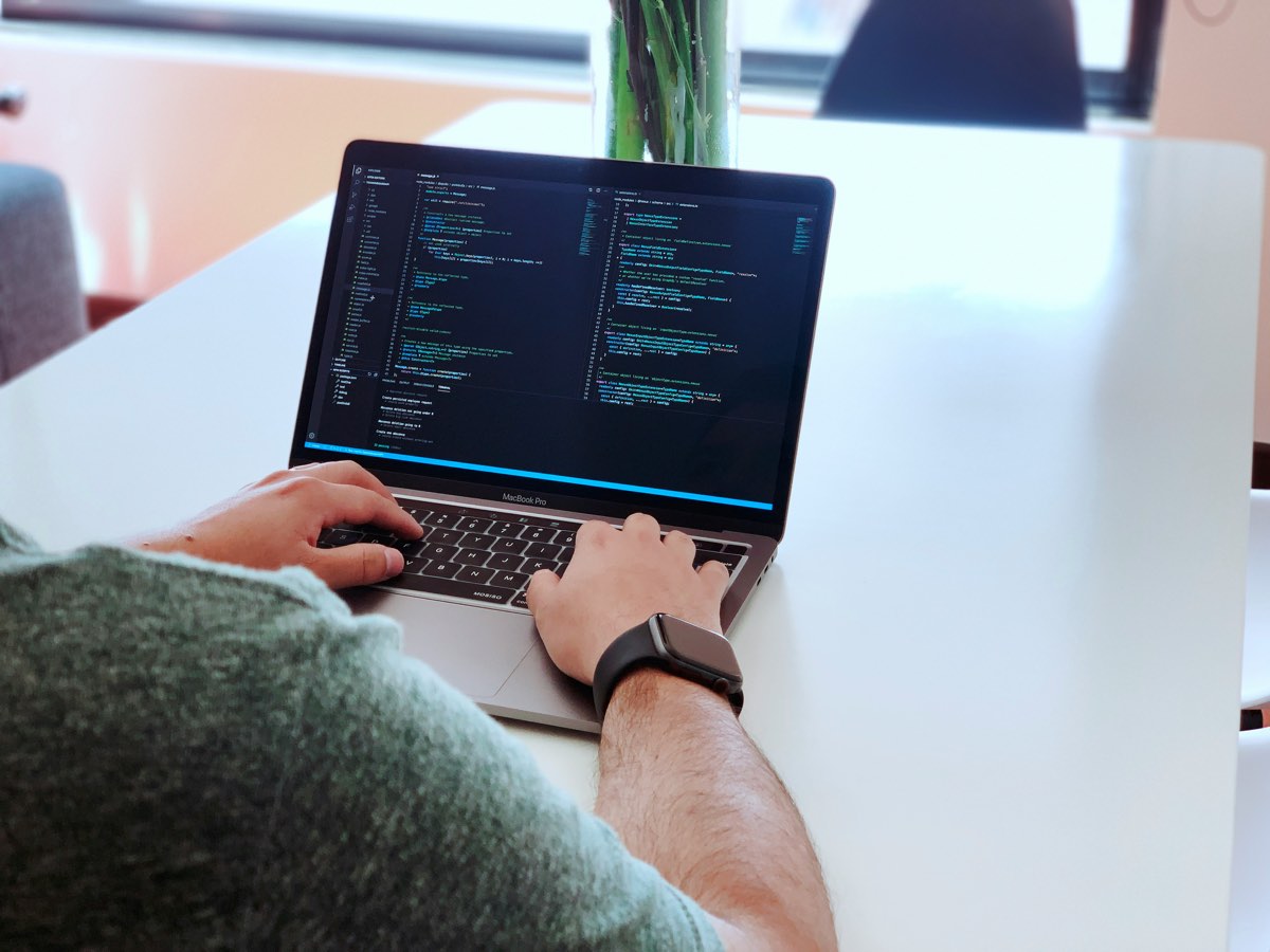 コードエディタを使ってWebアプリケーションを開発しているイメージ。