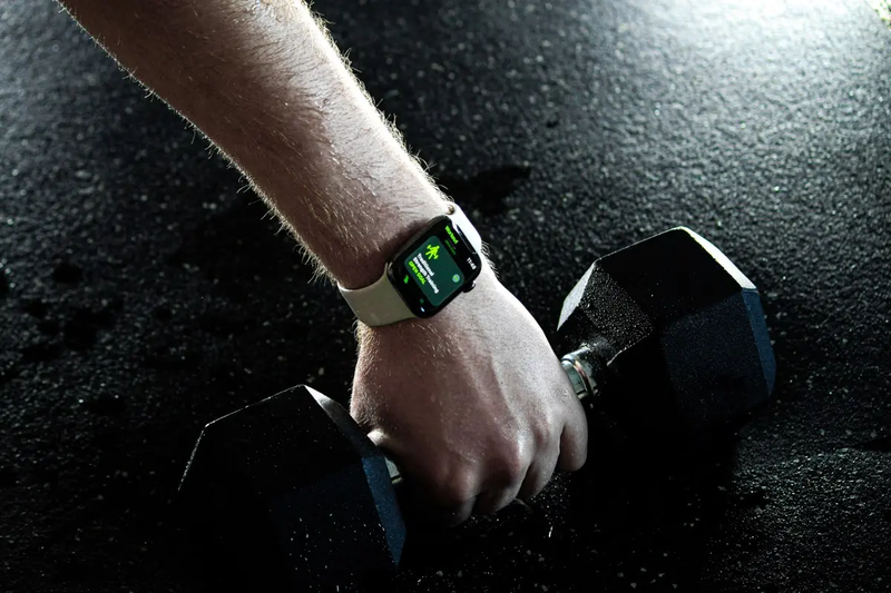 Apple Watchを使ってApple Fitness+がシームレスに連携するイメージ画像。