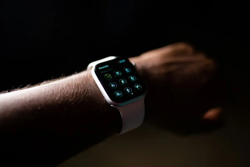 Apple Watchをつけてフィットネスアプリを操作する様子。