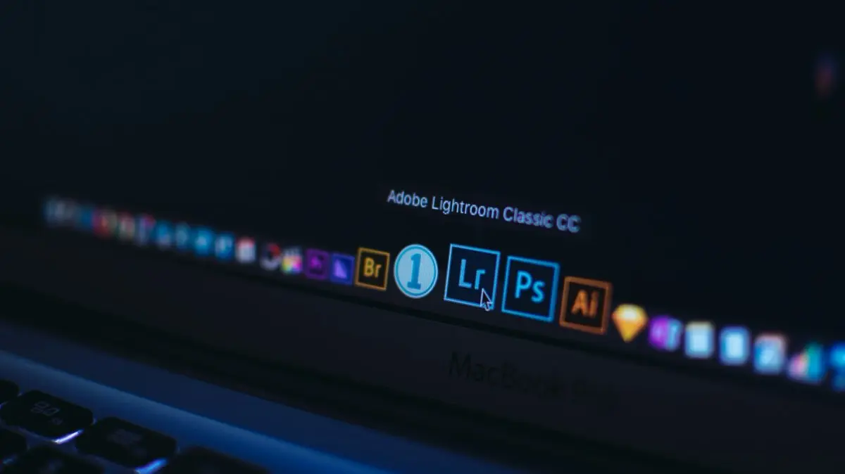 PCにAdobeのツールが並んでいる様子。