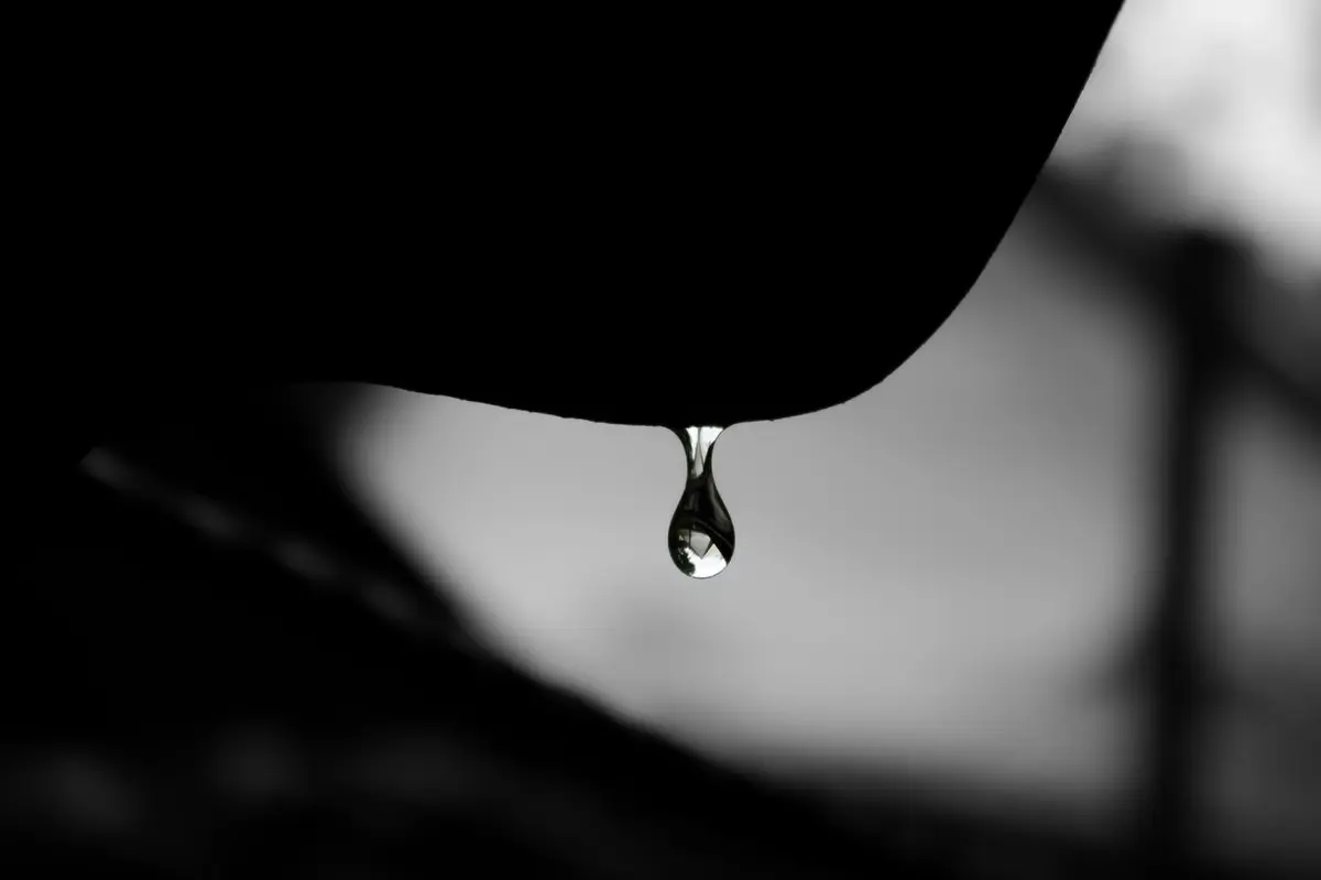 AIにはできない、人間が涙を流す様子。