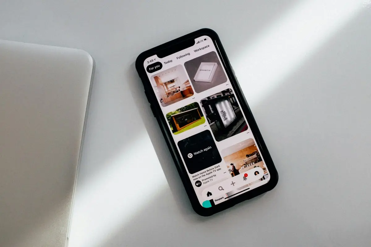 携帯を開いて、Pinterestを眺めている様子。