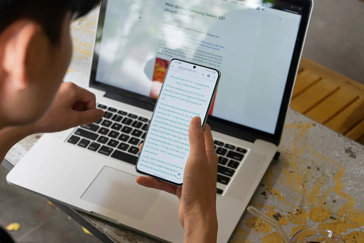 外出先でiPhoneを開いている様子。