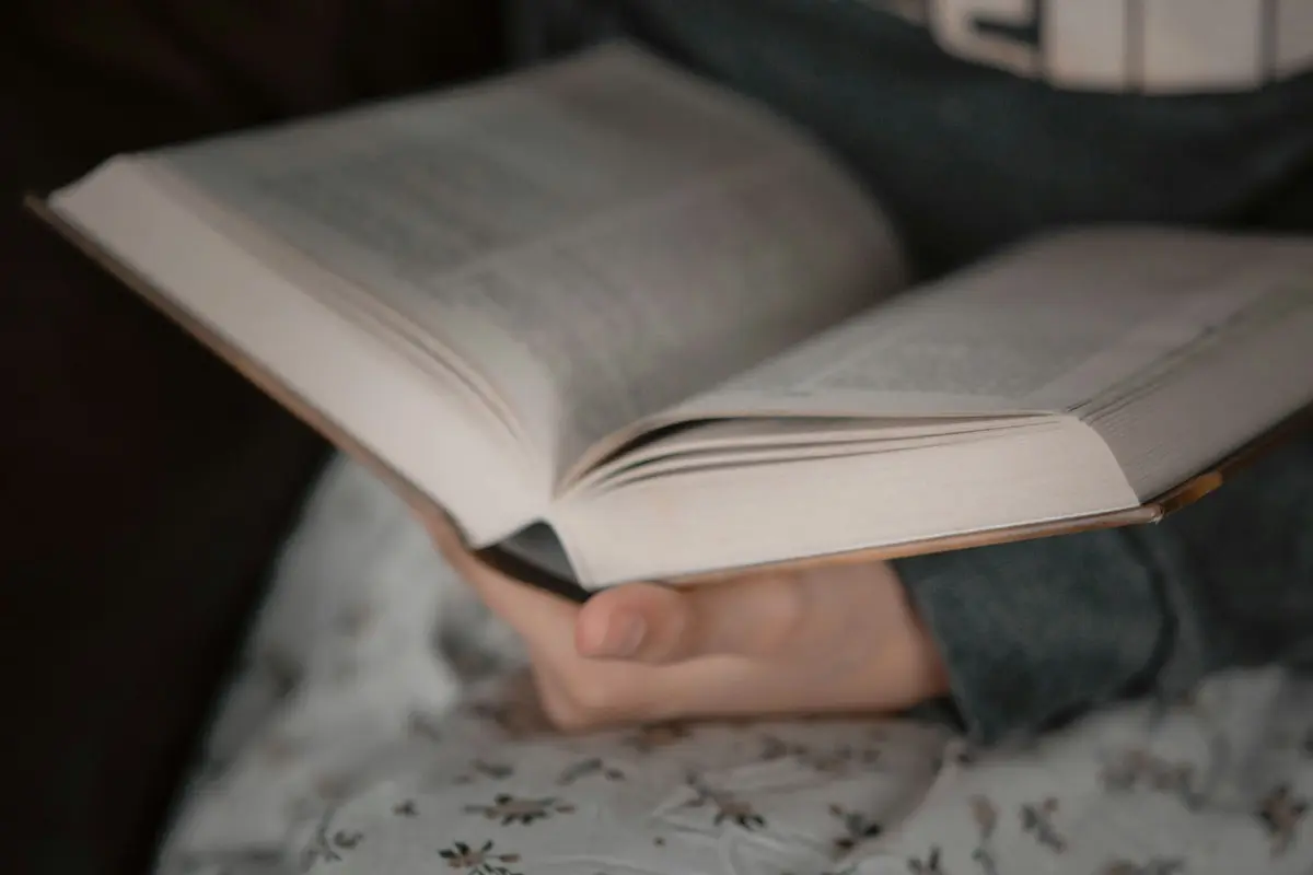 「この先になにが書いてあるんだろう」と本を読み進めているイメージ。