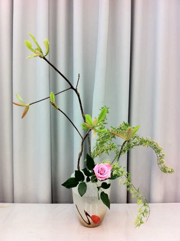 ほおの木とバラとコデマリで 春の生け花 こどもと一緒にhappy Life ほおの木とバラとコデマリで 春の生け花 こどもと一緒にhappy Life