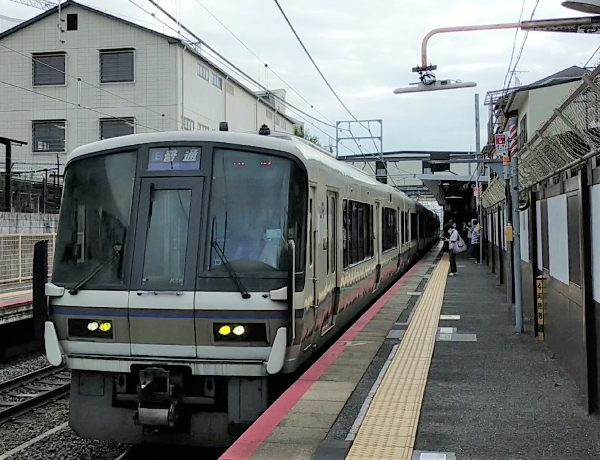 太秦駅に到着した普通 胡麻行き 233M(肝心の行先表示が見えませんが…)