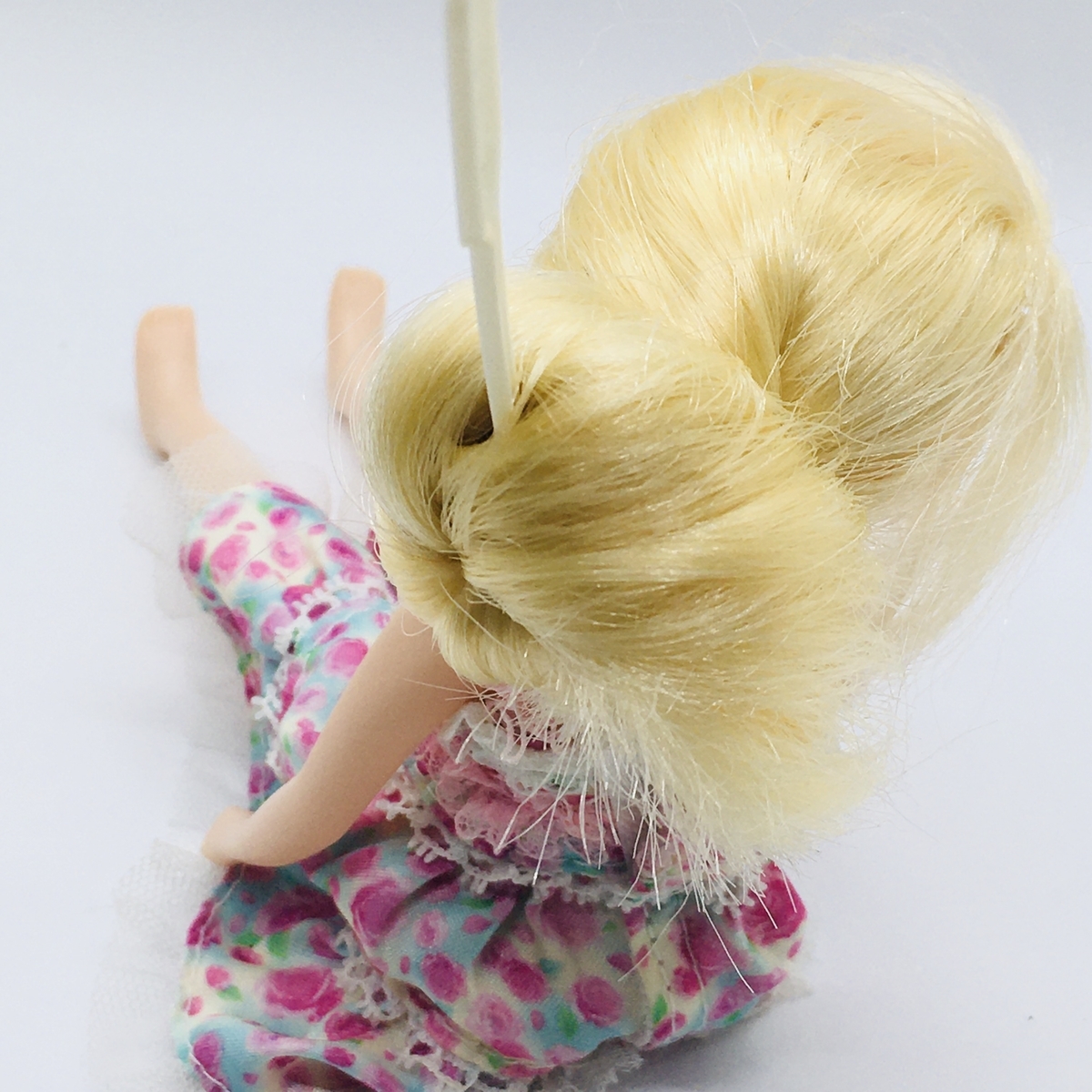 「アクアカール みさきちゃん」の巻き付けた髪の毛にかんざしを挿そうとしているところ