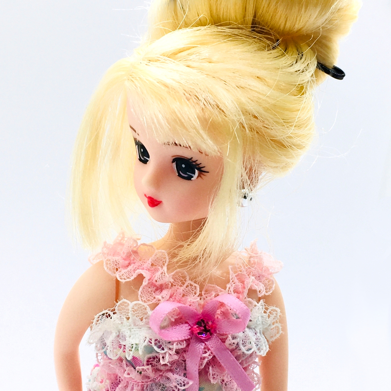 「アクアカールみさきちゃん」の髪の毛をヘアピンを使ってお団子風にまとめたところ