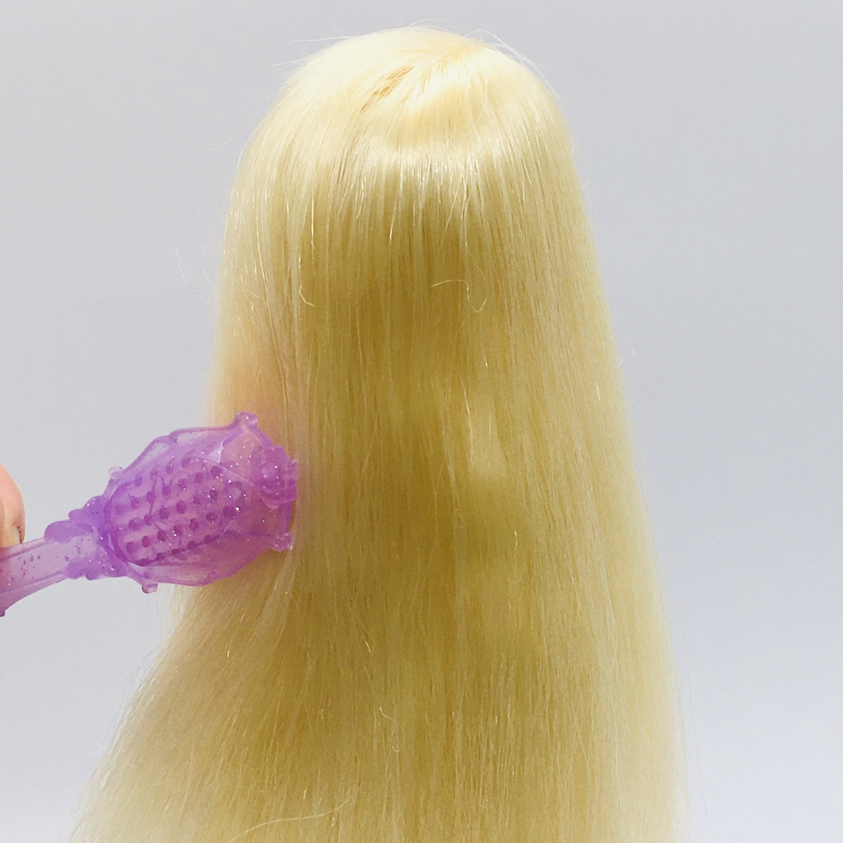 人形の髪がボサボサ…簡単にサラサラのストレートヘアに戻してみよう