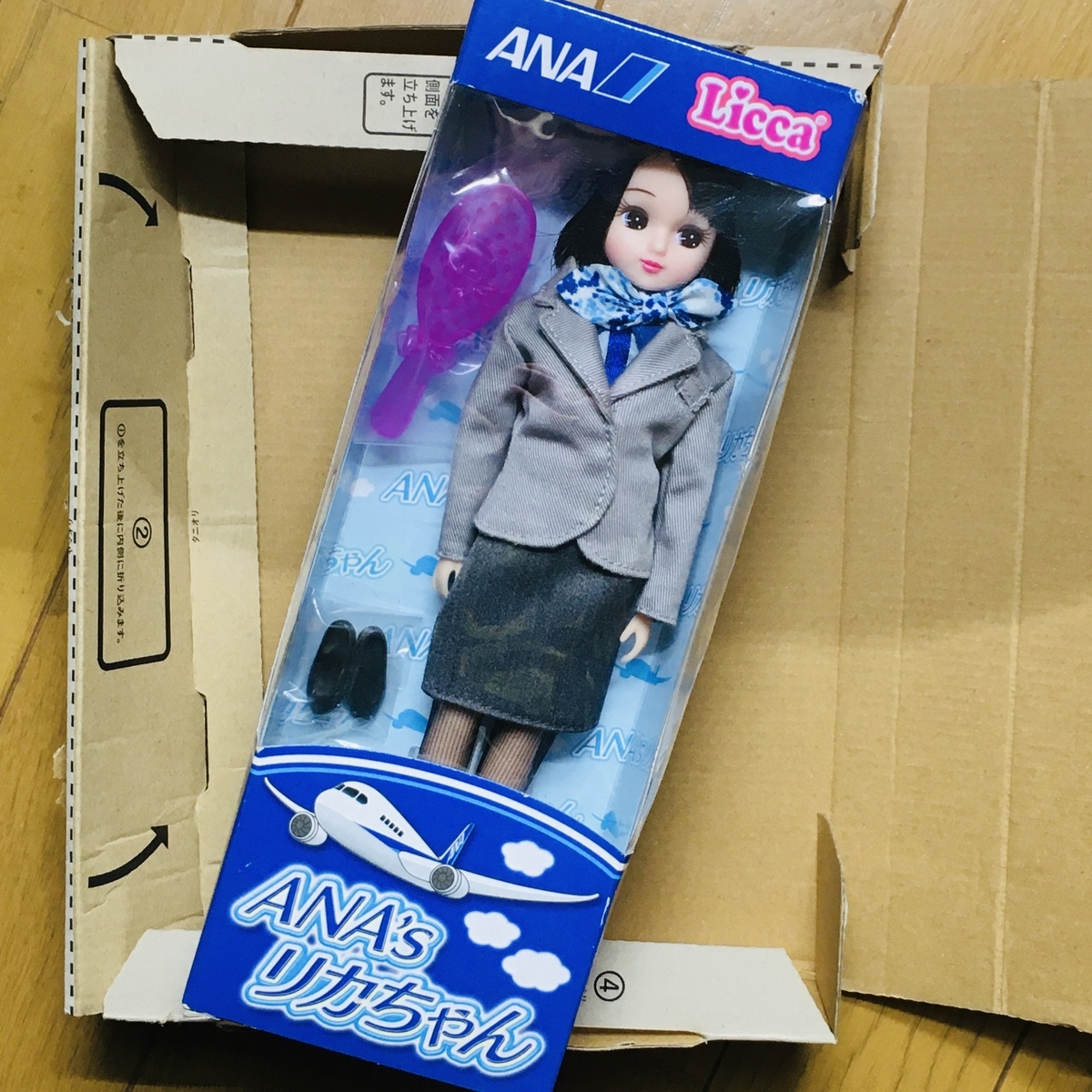 メルカリから匿名配送で届いたらくらくメルカリ便の箱の中に入っていた「ANA'sリカちゃん」