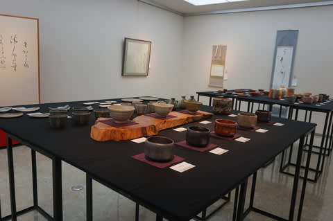 茶道を愛する人たちが作る茶碗など「紫野侘茶 陶芸研究所展」最後の展覧会。2月11日まで「京都府立文化芸術会館」で - ネコのミモロの京都くらし