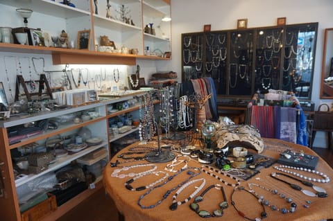 シルバーの彫金作家のおしゃれな装飾品のお店「クラフト陀俐