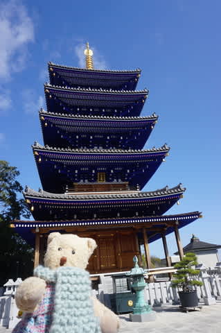 宝塚市の「大本山 中山寺」。極彩色の装飾が施された「本堂」。青く