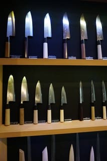 2018年5月にオープンした研技包丁の「真刀」（しんとう）。 - ネコの