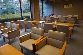 表千家北山会館」で、自分で点てたお茶を味わう、「茶の湯 はじめの