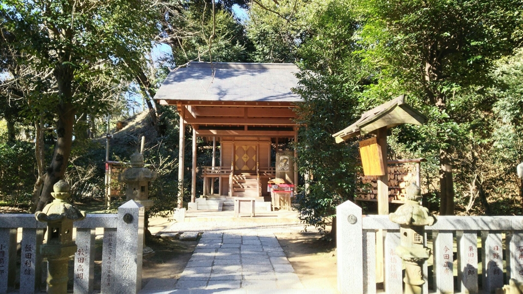 参道の終点にある葛原岡神社の本殿