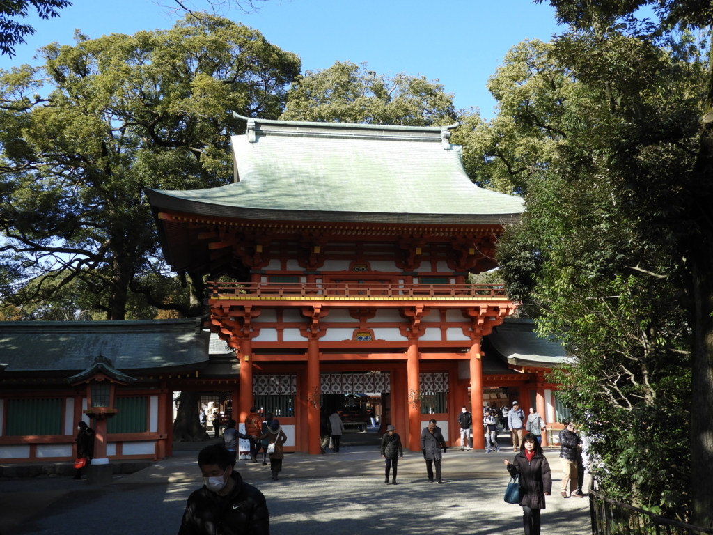 参拝客で混雑している武蔵一宮氷川神社の楼門