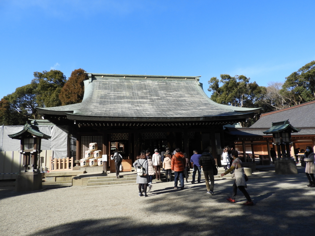 大勢の人がお参りしている武蔵一宮氷川神社の拝殿