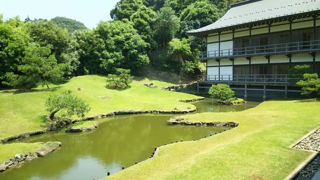 「心」という文字を表す東西に延びた建長寺庭園の池