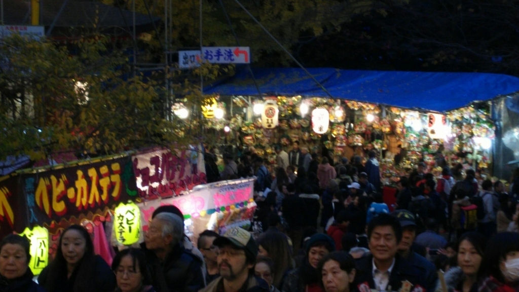 縁起熊手を売る露店