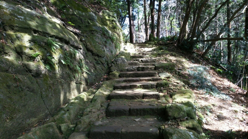 岩を削って開いた参道