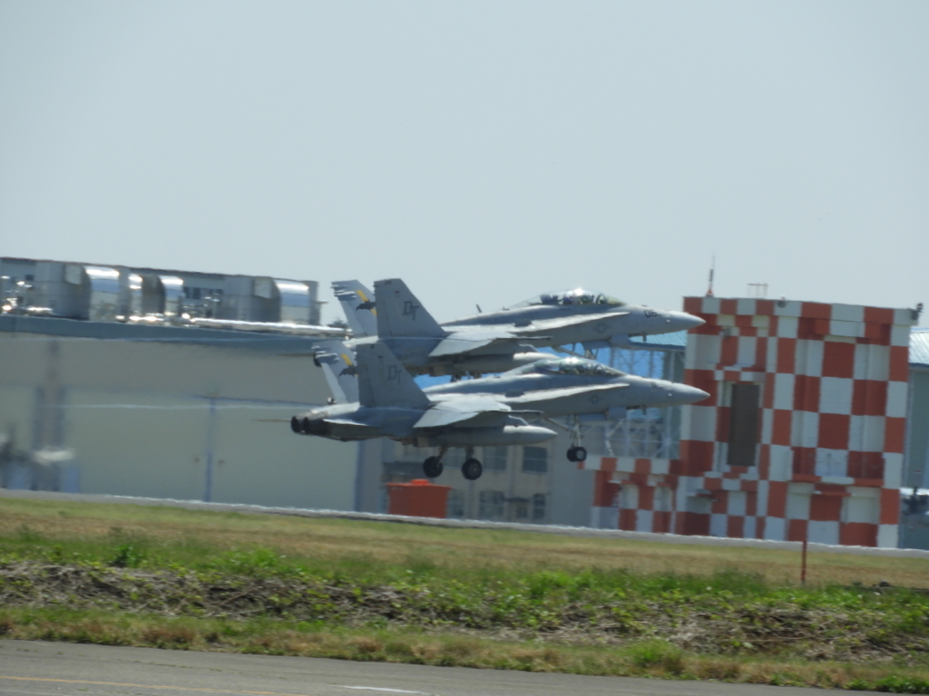 厚木基地 日米親善春祭り18で戦闘機の離陸とマクドナルドの基地限定メニューを体験した 酒とうどんと御朱印の日々
