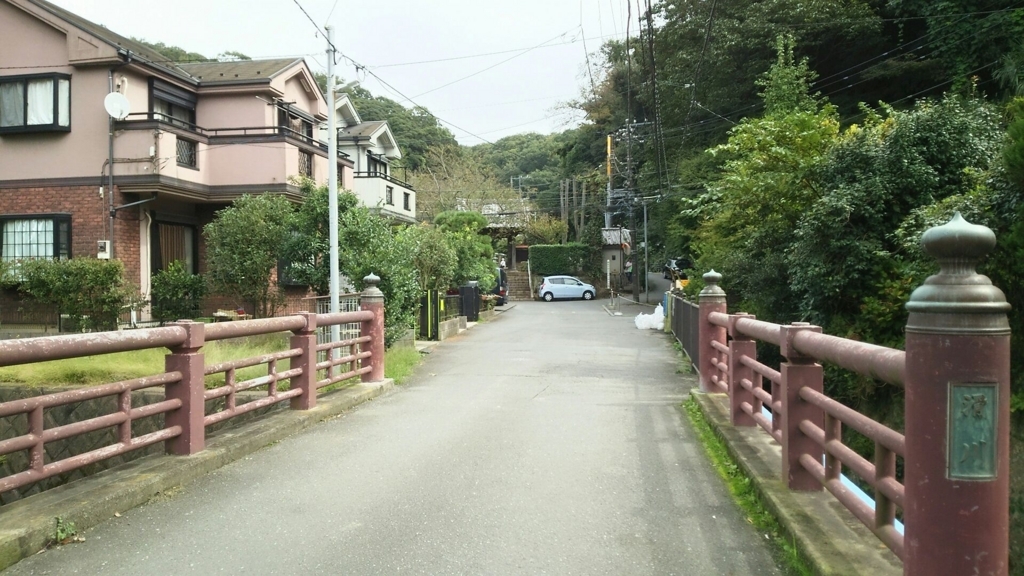 f:id:minamimachida0706:20180517164850j:plain 住宅街の奥に見える門