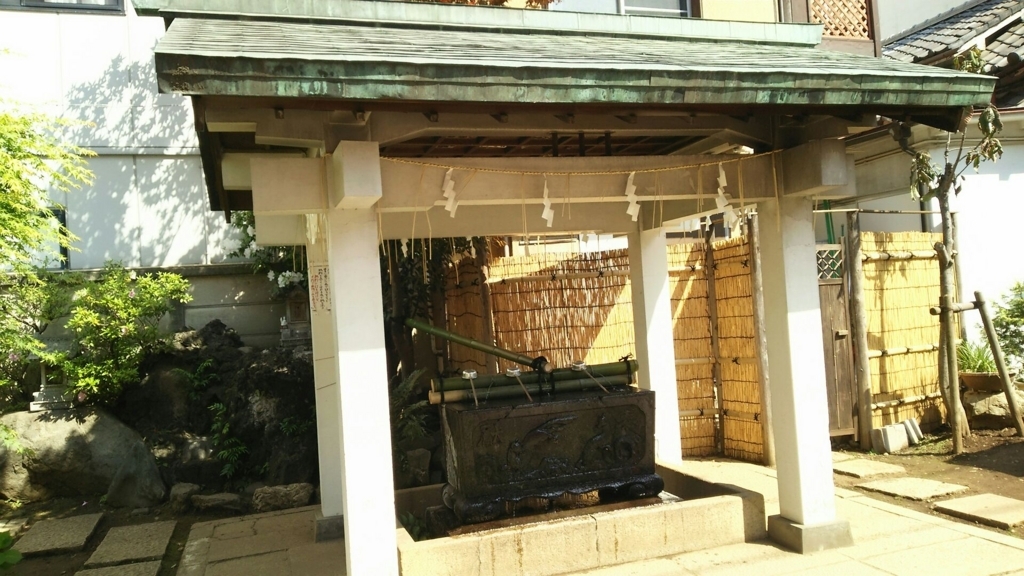 手水者の奥の辨財天社