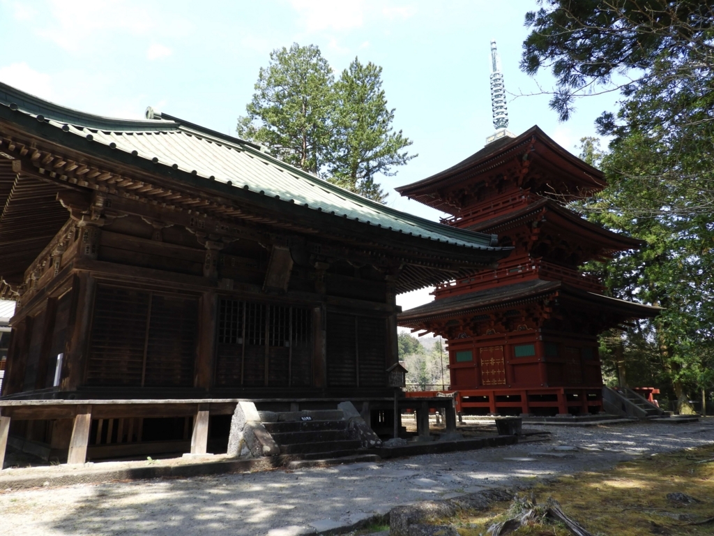 四本龍寺のお堂と三重塔