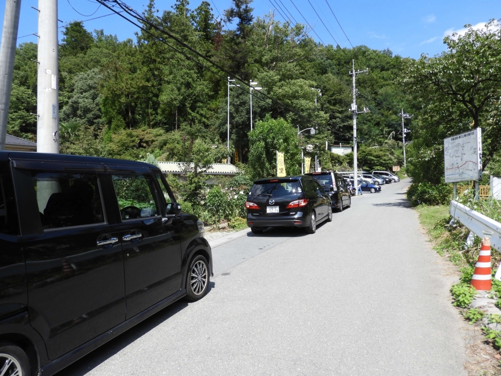 駐車場への車列
