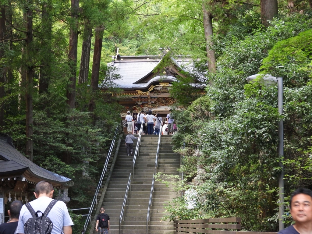 階段の上の社殿