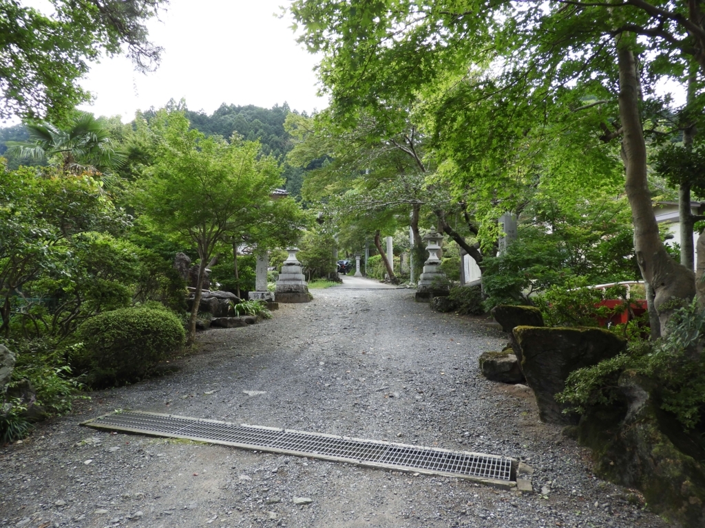 自然に囲まれた神社