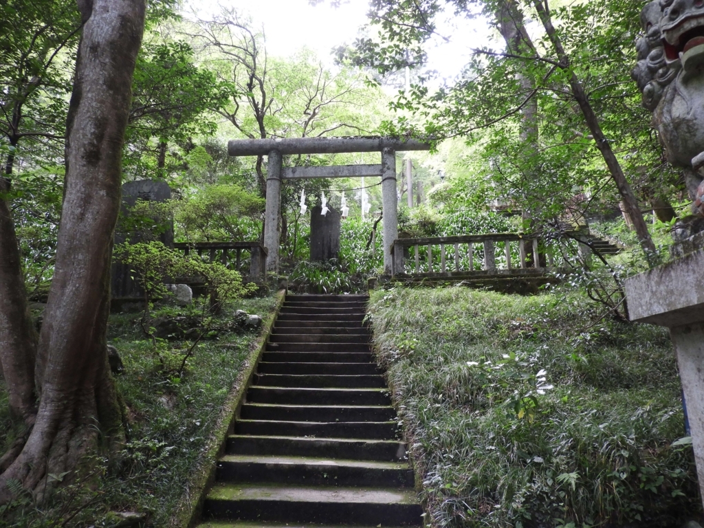 少し急になった階段