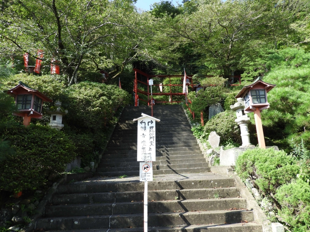 本堂左手の階段