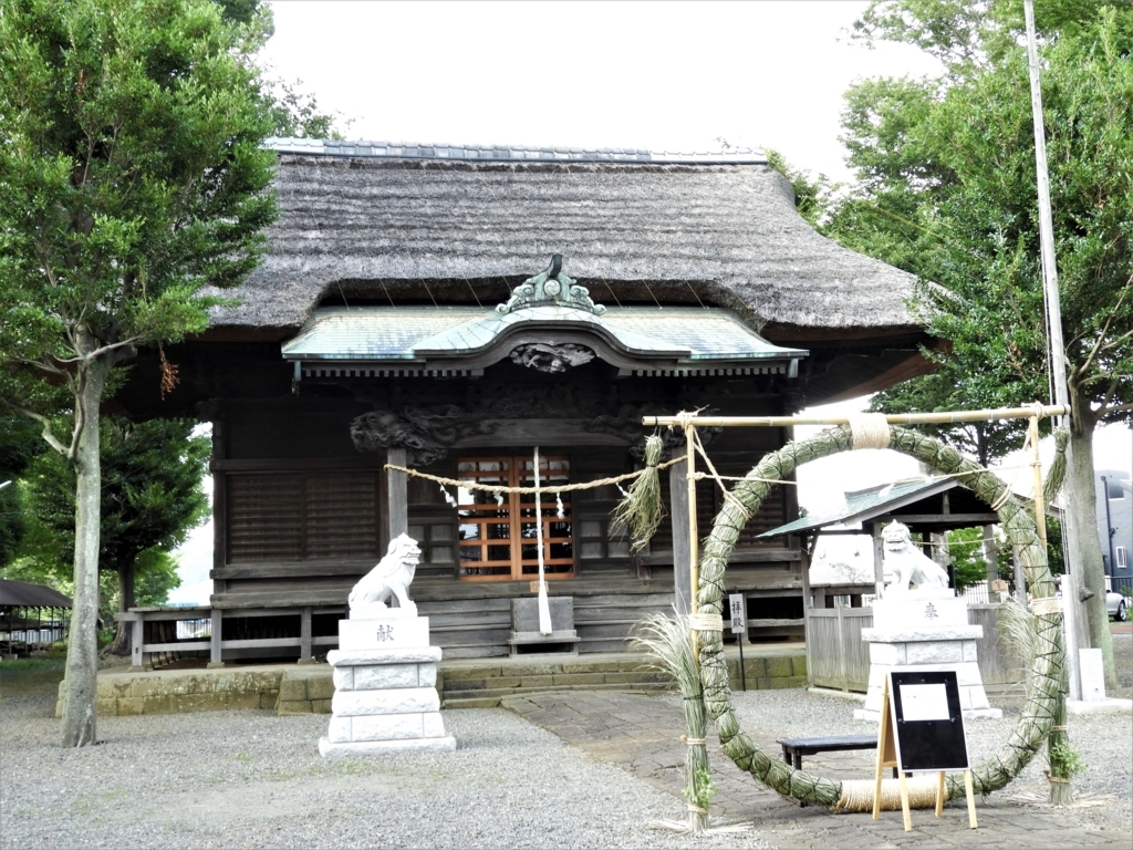 高部屋神社の茅葺の堂々たる拝殿