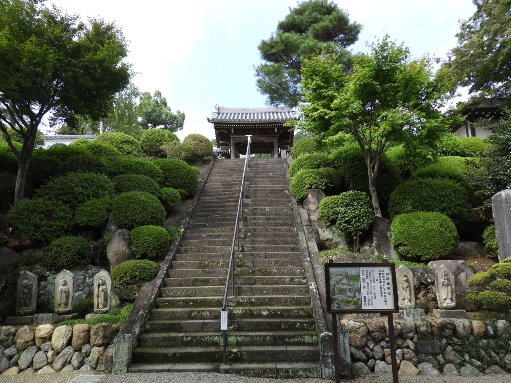 中門への階段