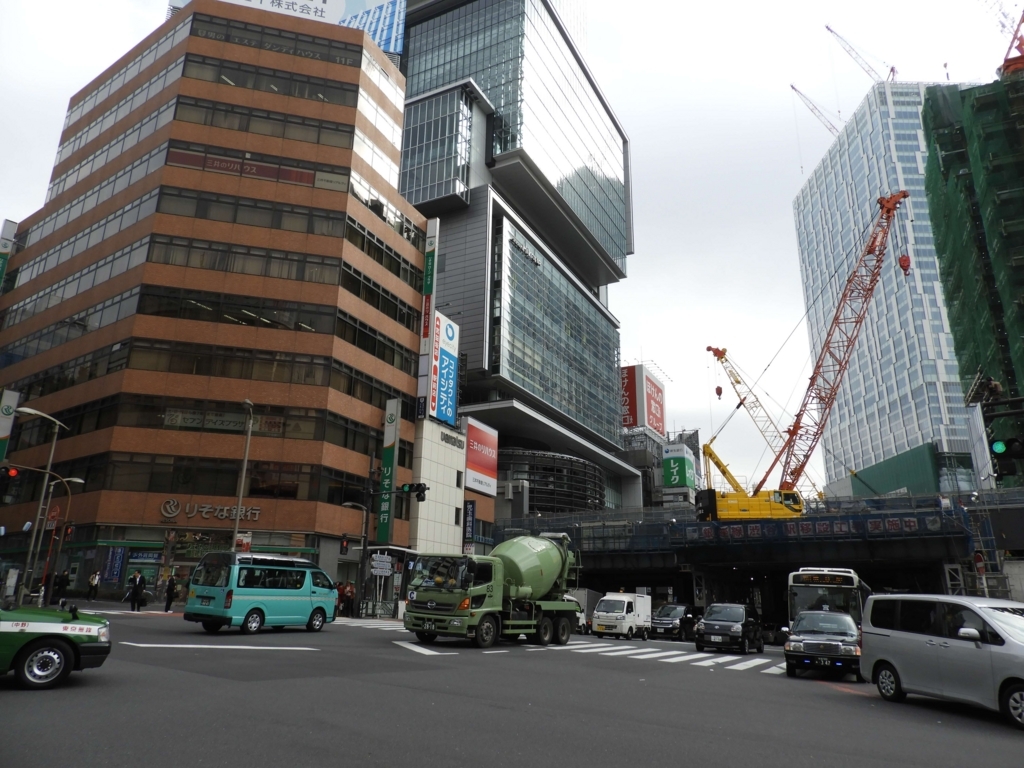 坂の中腹に掘られたトンネルの中に潜っていく地下鉄