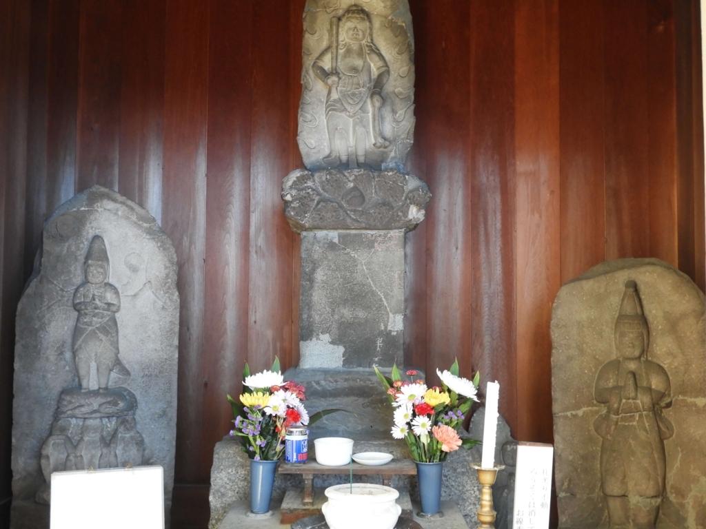 左から「庚申石像」「不動尊石造」「勢至菩薩石像」
