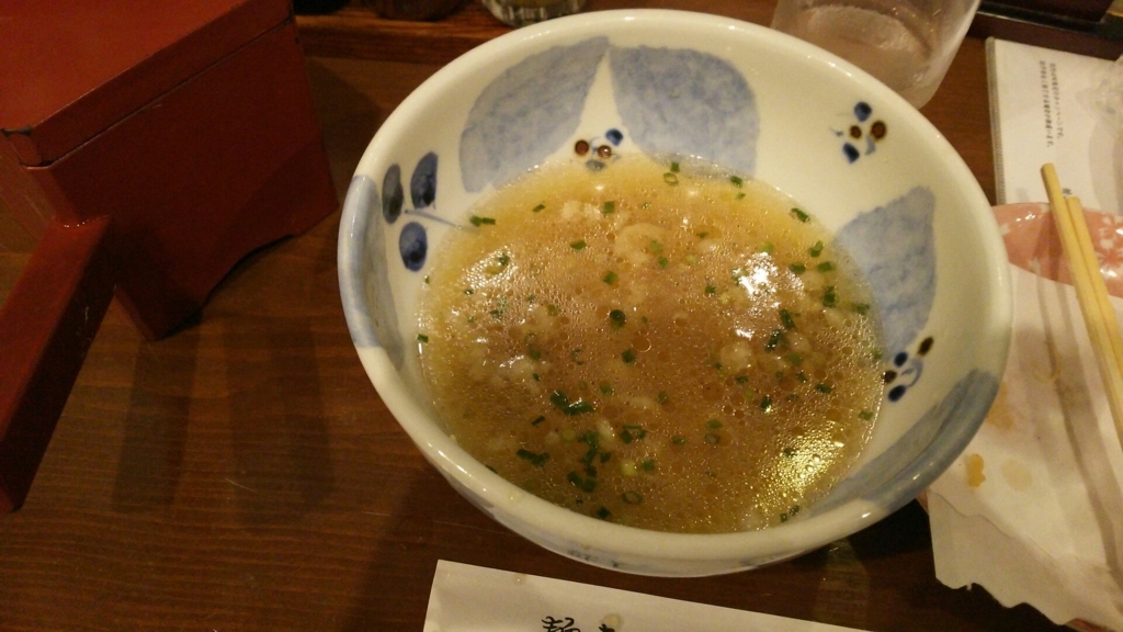 うどん湯を注いだどんぶり