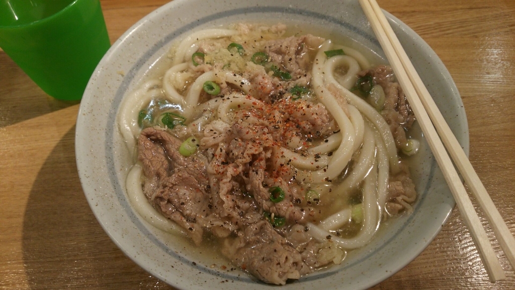 天かす、唐辛子、ブラックペッパーを投入した牛肉うどん