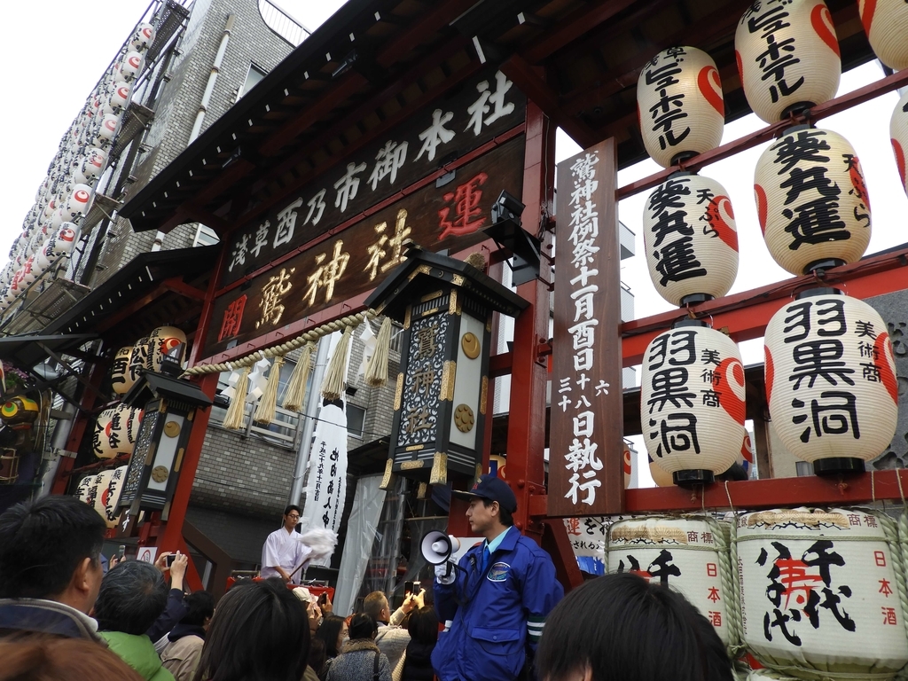 大麻（おおぬさ）を振る神職