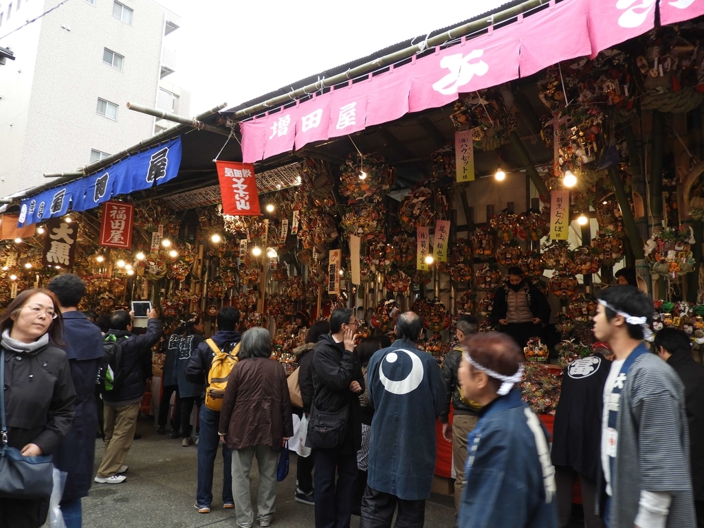 熊手を売る露店