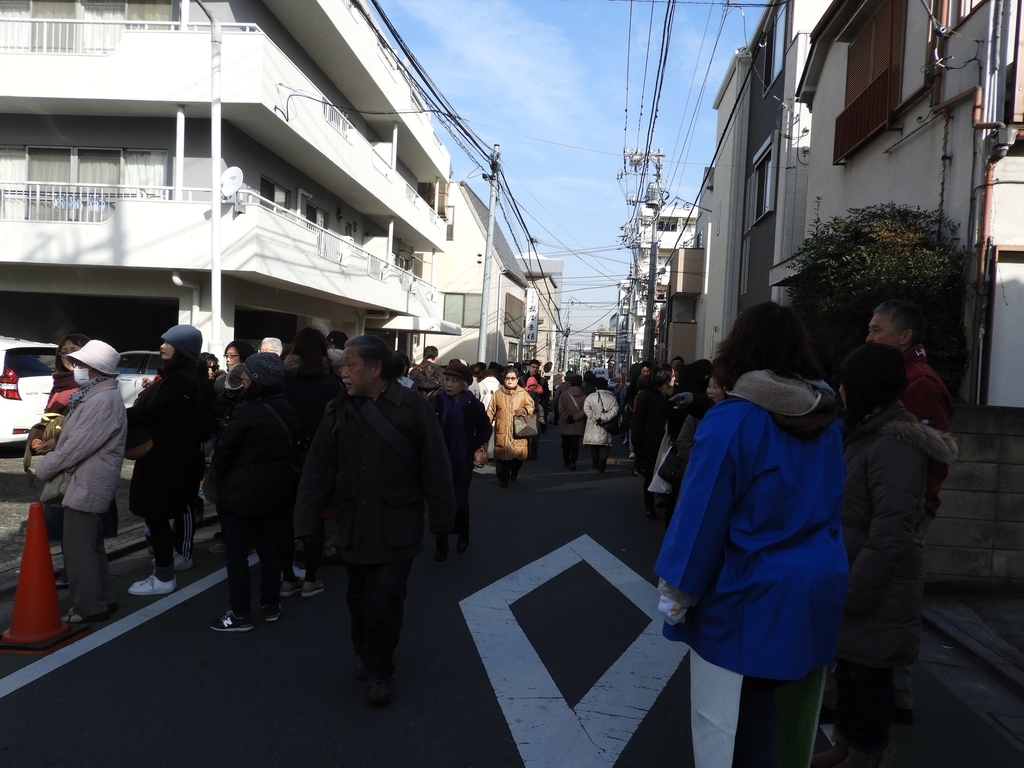 前面道路に伸びた行列