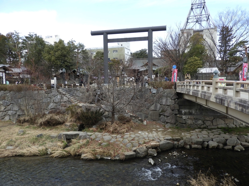 女鳥羽川沿いに建つ四柱神社