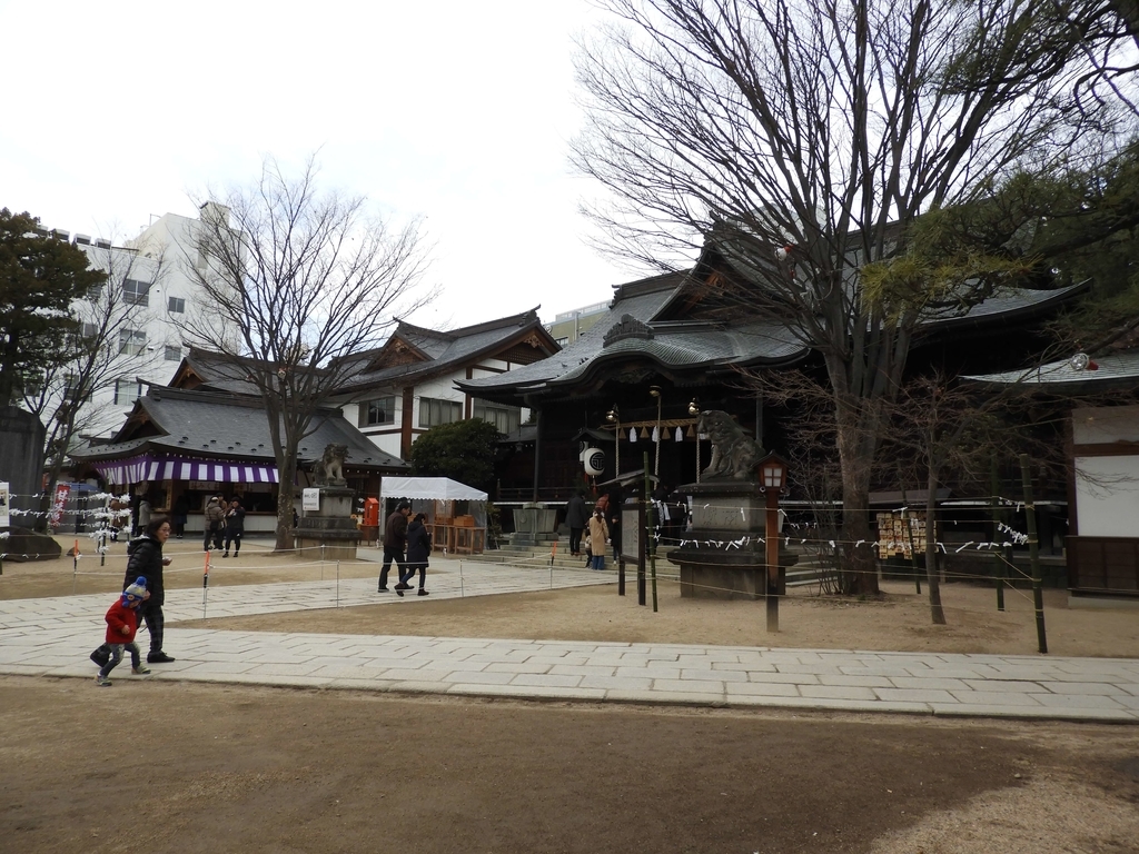 四柱神社の境内