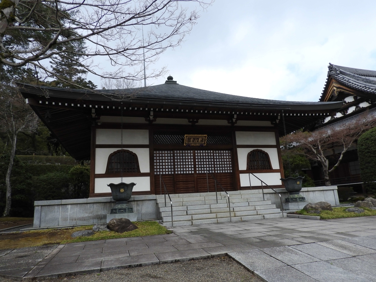 本堂に隣接した開山堂